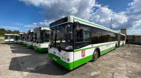 7 подержанных автобусов-гармошек приехали в Череповец из Москвы