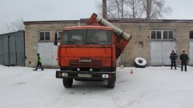 В Шекснинском районе водитель КамАЗа случайно задавил коллегу, когда тот ремонтировал фары