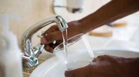 Жители Сокола жалуются на «трупный» запах водопроводной воды во всем городе