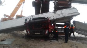 В Вологодском районе на грузовик упала балка строящегося моста: водитель погиб