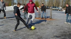 Добиваясь обустройства стадиона, жители Вологодского района вышли играть в футбол у здания администрации