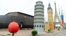 Копии мировых башен под Вологдой претендуют на звание лучшего народного арт-объекта России