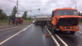 Молоковоз и легковой «Опель» столкнулись на трассе в Вологодском районе