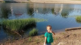 Семилетний мальчик прибрал берег реки Вологды и предлагает другим присоединиться к нему