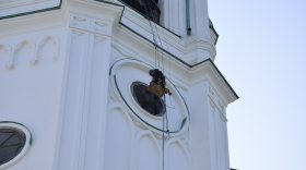 Верхолазы меняют оконные рамы на колокольне Софийского собора в Вологде