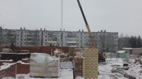 Отставание от графика в строительстве дома для переселенцев под Вологдой планируют наверстать за месяц