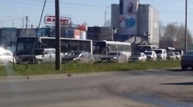 Жители Вологды жалуются на пробки из-за изменения режима светофора на перекрестке Предтеченская-Зосимовская 