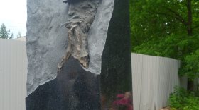 Надгробный памятник Владимиру Корбакову открыли на Пошехонском кладбище в Вологде