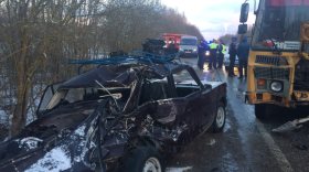 В Череповецком районе ВАЗ врезался в автобус: водитель автомобиля погиб