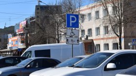 Работники МФЦ в Вологде паркуются на местах для инвалидов