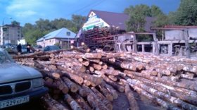 Лесовоз завалил бревнами легковушку в Череповце