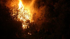 В Вологде пожарные больше часа тушили загоревшийся бесхозный дом в Огородном переулке