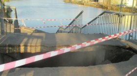 В Вологде обрушилась плита пешеходного моста