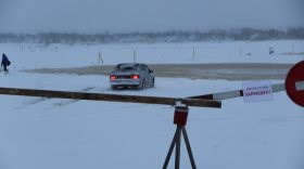 В Великом Устюге водители нарушают запрет выезда на ледовую переправу через Северную Двину