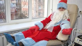 Дед Мороз сдал кровь в Вологде