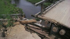 В Сямженском районе обрушился берег реки: мост стал непроезжим