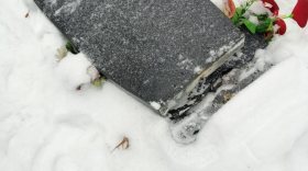 На кладбище в Устюжне вандалы осквернили несколько могил