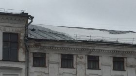 В Вологде третьеклассник попал в реанимацию после падения глыбы снега с крыши здания школы №1