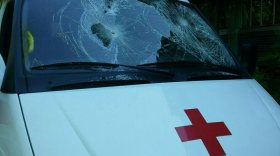 В Череповце пьяный мужчина забросал камнями машину «скорой помощи»