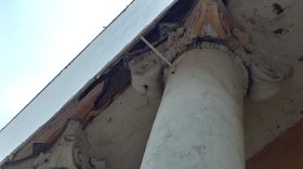 Незаконным баннером на здании ВоГУ закрыли разрушающийся балкон