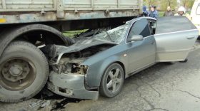 В Вологде "Ауди А6" врезалась в припаркованный МАЗ: погиб пассажир иномарки
