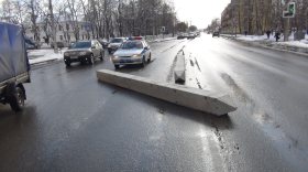 Железобетонные опоры выпали из грузовика на дорогу в Вологде