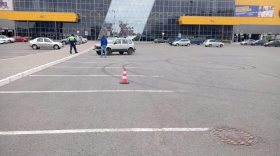В Череповце подросток за рулем родительского авто сбил женщину на парковке и убежал