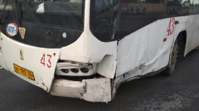 Четыре человека получили ушибы в столкновении автобуса и легкового авто в Вологде