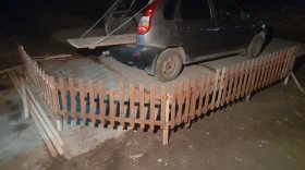 Житель Сокола помог горожанке восстановить забор у дома, который поломали работники при ремонте двора