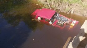 Водитель погиб при падении автомобиля в реку с моста в Никольском районе Вологодской области