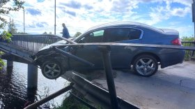 Под Вологдой автомобиль врезался в ограждение моста