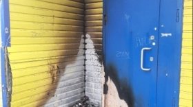 В Бабаево продавщица получила ожоги рук, пытаясь потушить загоревшийся у магазина мусор