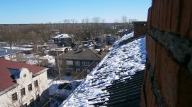 В Грязовецком районе двое 13-летних подростков пострадали от падения наледи с крыши дома