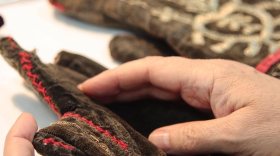Старинные свадебные перчатки восстанавливают реставраторы в Вологде