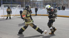 В Кириллове пожарные сыграли в футбол в полной экипировке