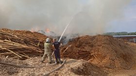 Второй день продолжают гореть отходы деревообработки в городе Красавино Вологодской области
