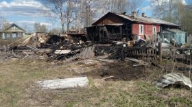 В Харовске полицейские спасли из пожара троих пенсионеров и собаку