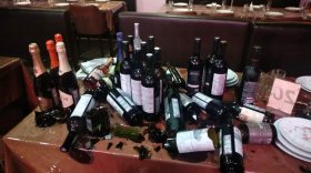 В Череповце хозяин ресторана устроил скандал, когда полицейские изымали у него незаконно реализуемый алкоголь