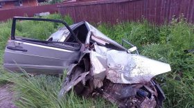В Соколе автомобиль ВАЗ врезался в столб: погиб пассажир