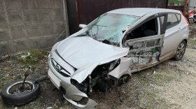В Череповце водитель врезался в столб, бросил машину и скрылся с места ДТП