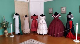 Выставка исторического костюма работает в усадьбе Брянчаниновых под Вологдой