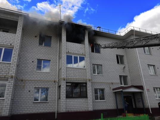В Соколе из горящей квартиры спасли женщину и двоих ее детей