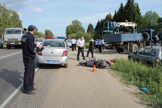 В Вологде два подростка на скутере столкнулись с КамАЗом и погибли