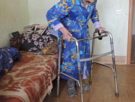 В Вологде двое участковых помогли 80-летней пенсионерке, которая упала в своей квартире и не могла подняться