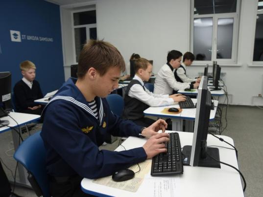Сто школьников Вологодской области получили 5 тысяч рублей за успехи в учебе