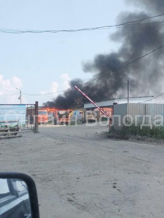 На полигоне в районе улицы Мудрова в Вологде загорелся мусор