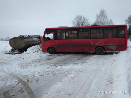 В Вологодском районе столкнулись автобус и КамАЗ: четыре человека получили травмы