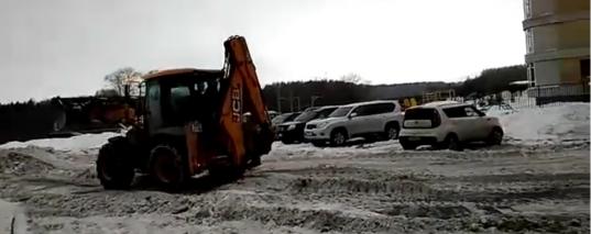 Само не тает: жителям Вологды приходится расчищать дворы от снега трактором за свой счет