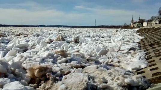 В Великоустюгском районе на реке образовался ледяной затор