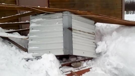 В Белозерской ЦРБ от тяжести снега обрушилась крыша над крыльцом